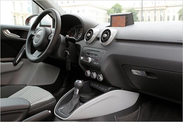 Zu den grauen Sitzmittelbahnen passen graue Luftausströmer - die kosten jedoch 200 Euro Aufpreis