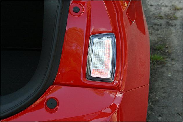 Bei geöffneter Heckklappe machen LEDs das Auto für andere Fahrer sichtbar