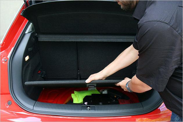 Der an den VW Polo erinnernde Einlegeboden lässt sich in zwei Höhen installieren