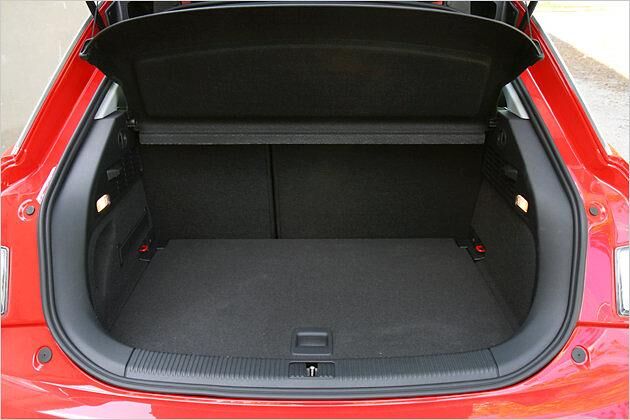 In der oberen Position wird die beim Herausziehen von Ladegut störende Schwelle fast völlig egalisiert