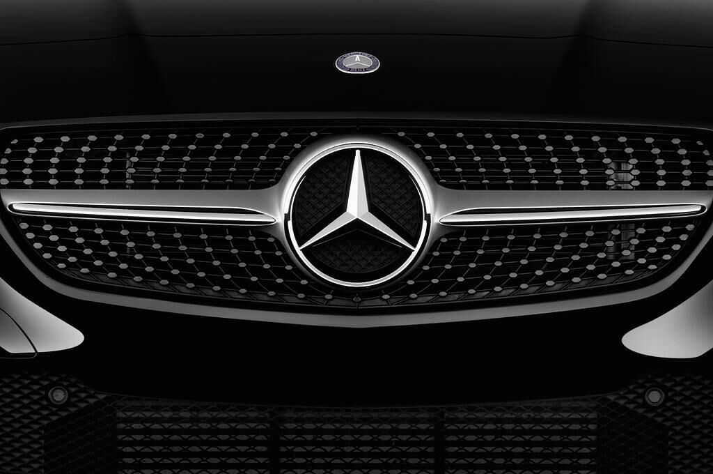 Mercedes CLA (Baujahr 2013) Urban 4 Türen Kühlergrill und Scheinwerfer