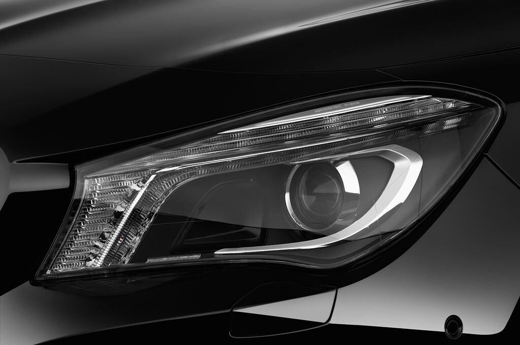 Mercedes CLA (Baujahr 2013) Urban 4 Türen Scheinwerfer