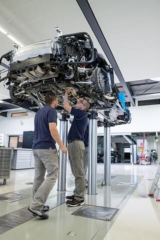 Nach hunderten Stunden Handarbeit wird jeder fertige Chiron, der aus dem Atelier in Molsheim komm, noch einmal etwa 350 Kilometer auf der Straße getestet