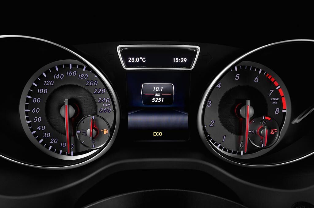 Mercedes CLA (Baujahr 2013) Urban 4 Türen Tacho und Fahrerinstrumente