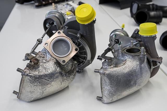 Die rund zwei Drittel größeren Abgasturbolader (links Chiron, rechts Veyron) werden jetzt zweistufig aufgeladen, so dass der Fahrer das volle Drehmoment (1.600 Nm) früh (ab 2.000 U/min) und lange...