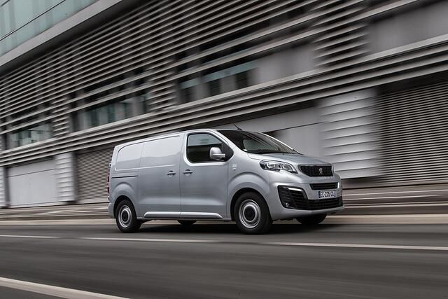 Die 110 kW/150 PS-Variante mit dem ebenso fülligen wie genügsamen Zweiliter-Vierzylinder schiebt kräftiger als vermutet