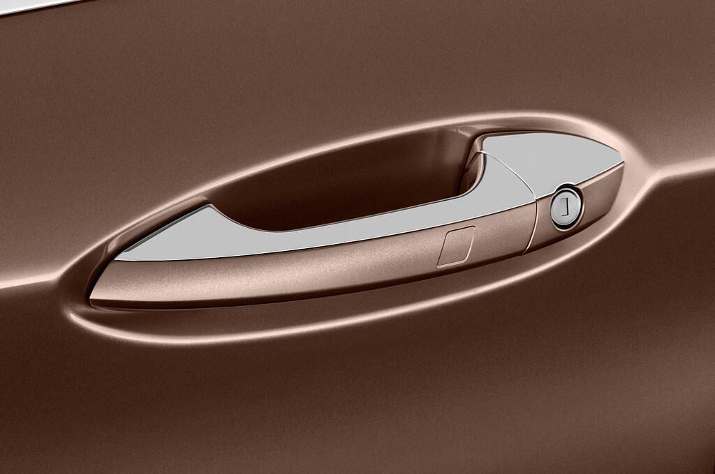 Infiniti Q30 (Baujahr 2016) Premium 5 Türen Türgriff