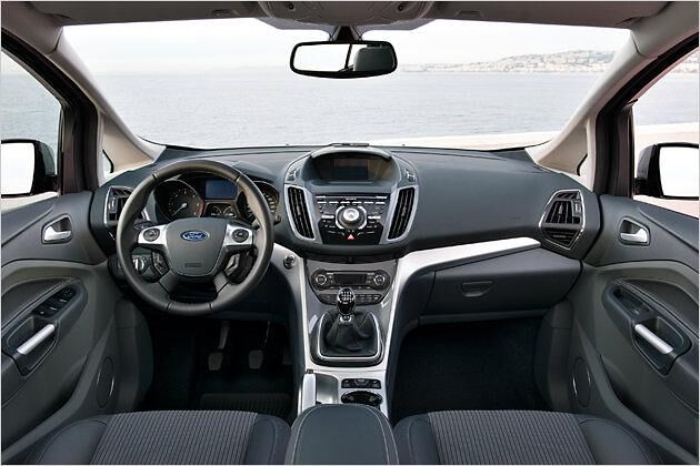 Den Motor-Startknopf gibt es nur in der Topversion Titanium, dort aber serienmäßig