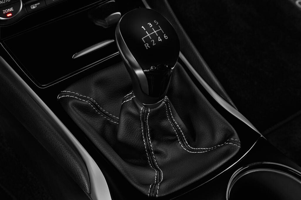 Infiniti Q30 (Baujahr 2016) Premium 5 Türen Schalthebel