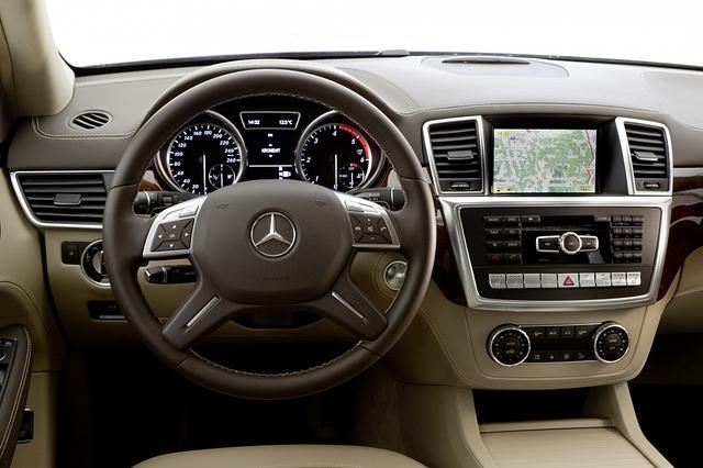 Der Arbeitsplatz der Mercedes M-Klasse ist edel und modern