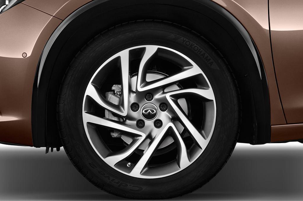 Infiniti Q30 (Baujahr 2016) Premium 5 Türen Reifen und Felge