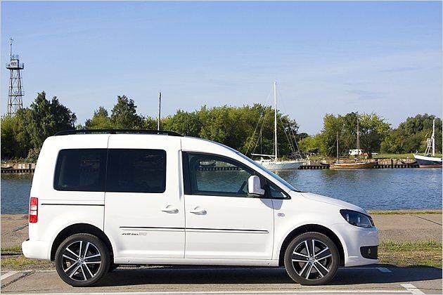 Die Seitenlinie wird durch Zierleisten und den Jubiläums-Schriftzug umschmeichelt