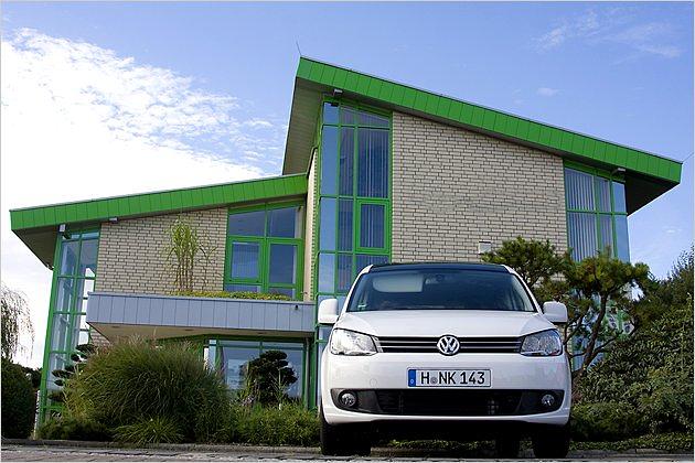 Die klassische, moderne VW-Front rundet die Karosserie des Caddys ab