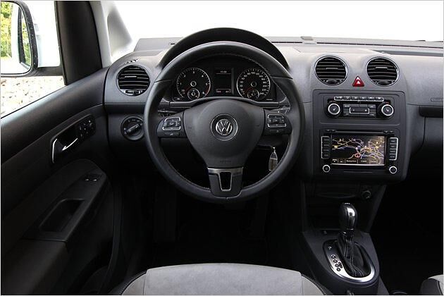 Zur Serienausstattung des Caddy Edition 30 gehören unter anderem ein Multifunktionslenkrad und ein CD-Radio. Optional ist ein Navigationssystem erhältlich