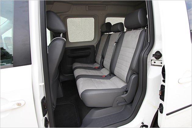 Die hinteren Sitzplätze bieten genügend Raum