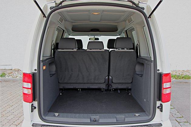 Selbst ohne Umklappen der Rücksitze bietet der Caddy-Kofferraum viel Platz für Gepäck