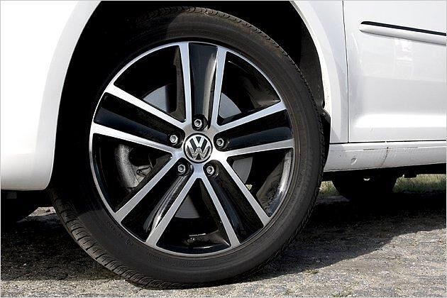 Glanzgedrehte 17-Zoll-Alufelgen runden das Äußere des Caddys ab