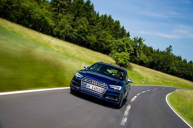 Wie gehabt kommt der Sportler als Limousine und Avant