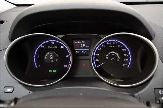 Drehzahlmesser und Tacho stecken in ovalen Röhren