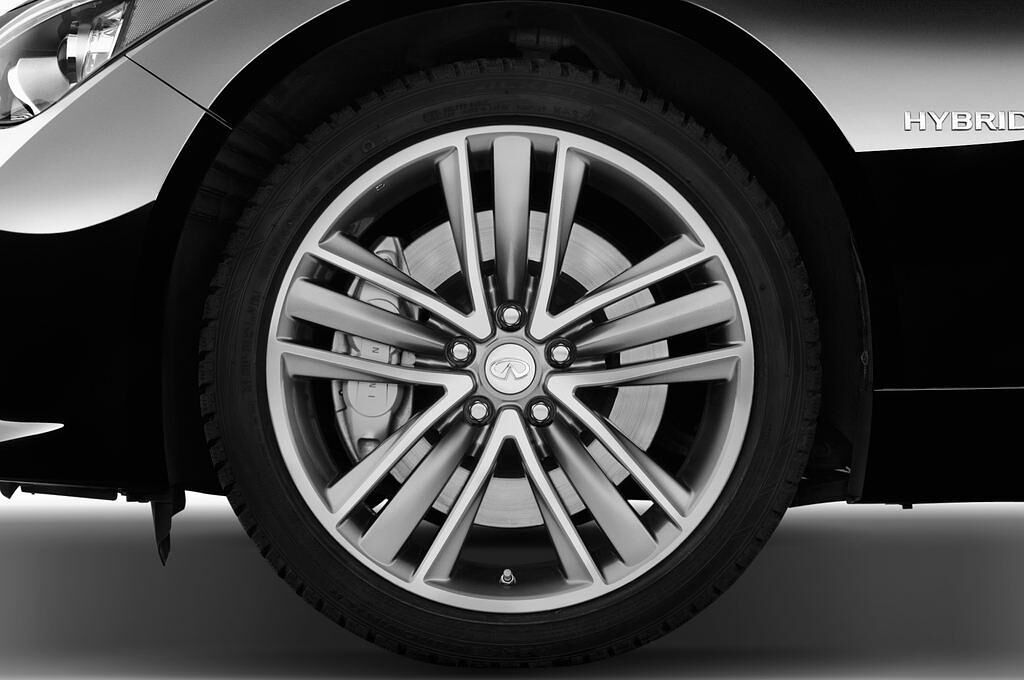 Infiniti Q50 (Baujahr 2015) Sport Hybrid 4 Türen Reifen und Felge