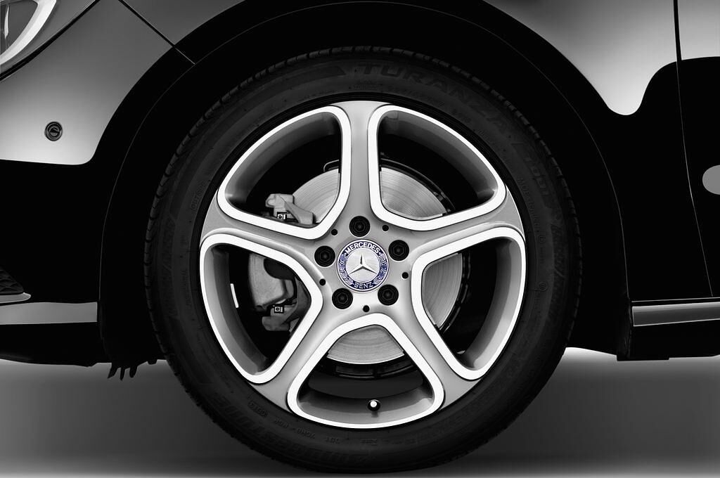 Mercedes CLA (Baujahr 2013) Urban 4 Türen Reifen und Felge