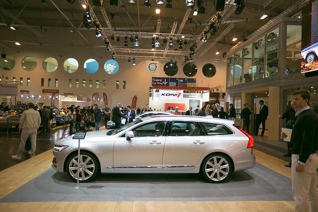 Auffällig ist zumindest, dass der V90 eine für Volvo-Verhältnisse arg geneigte Heckscheibe aufweist, während die Vorgänger nah an die markentypischen 90 Grad heranreichten