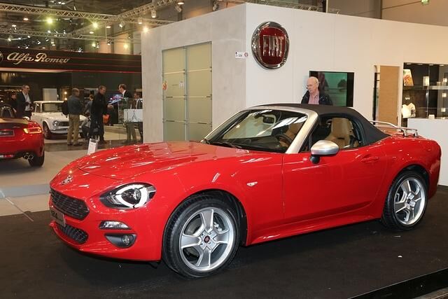 Auch Alfa und Fiat haben dieses Jahr traditionsträchtige Modelle im Gepäck, um sie interessierten Neuwagen-Käufern schmackhaft zu machen, zum Beispiel den 124 Spider