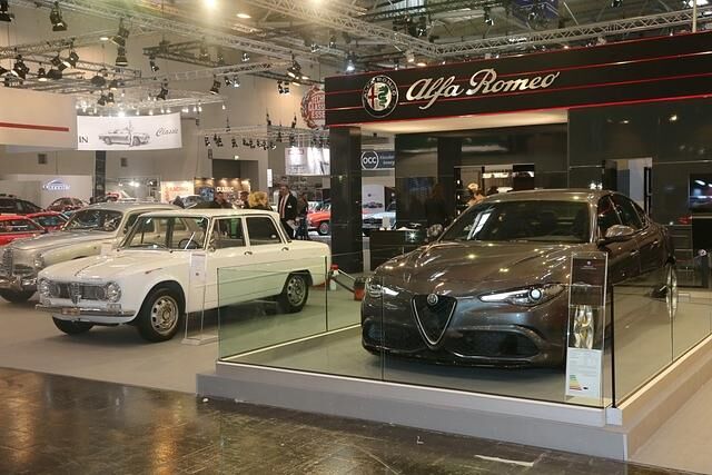 Analog zur Volvos Ahnenreihe hat auch Alfa seine früheren Segmentbrüder mitgebracht, um den Besuchern die Möglichkeit des Vergleichs zu bieten