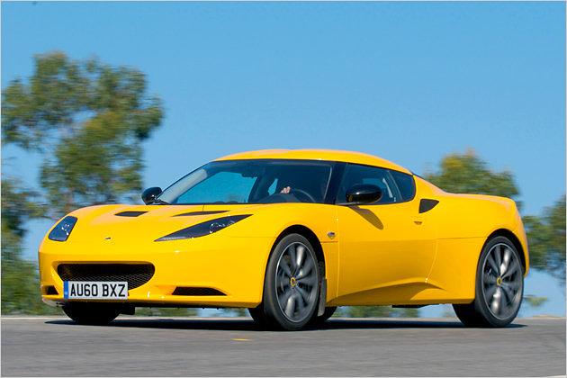 Flach duckt sich der Evora S unter den Wind