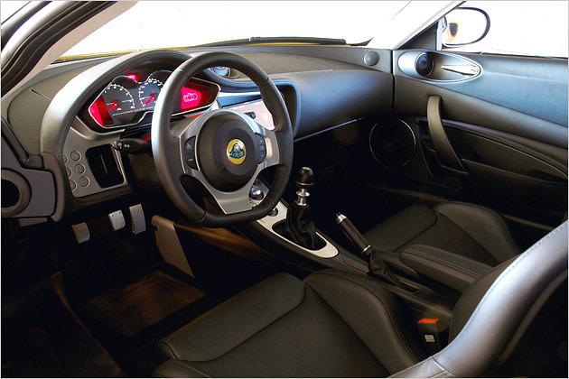 Das unten abgeflachte Lenkrad erleichtert den Einstieg ein wenig