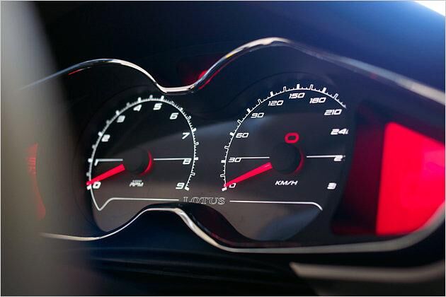 Klar ablesbar: Die Instrumente des Lotus Evora S