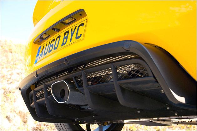 Der aus dem Heck herausstehende Diffusor vermindert Luftverwirbelungen hinter dem Wagen