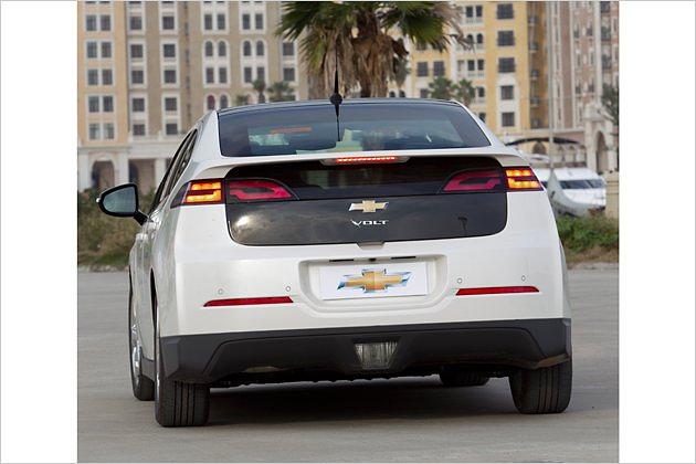 Zweifarbiges Heck und breite Rückleuchten