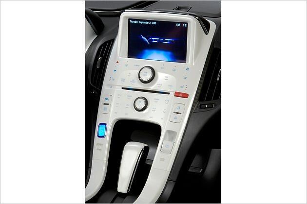 Großer Multifunktions-Bildschirm in der Mitte