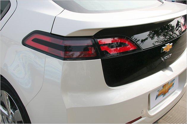 Die schwarzen Elemente am Heck sind nicht etwa abgeklebt, sondern Designmerkmale