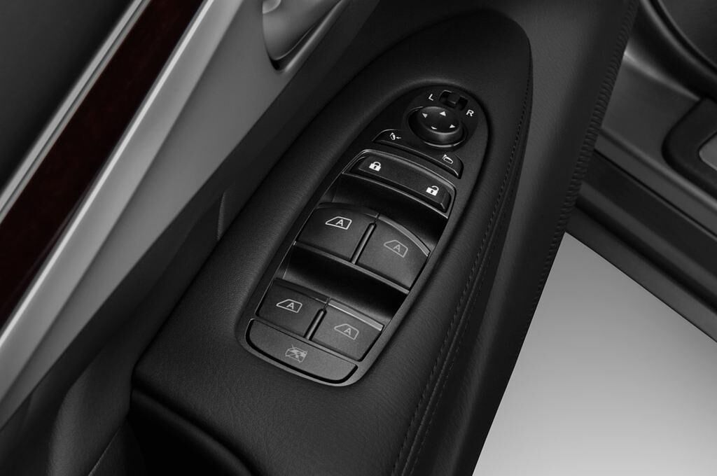 Infiniti Q70 (Baujahr 2014) 3.7 V6 7AT 4 Türen Bedienungselemente Tür