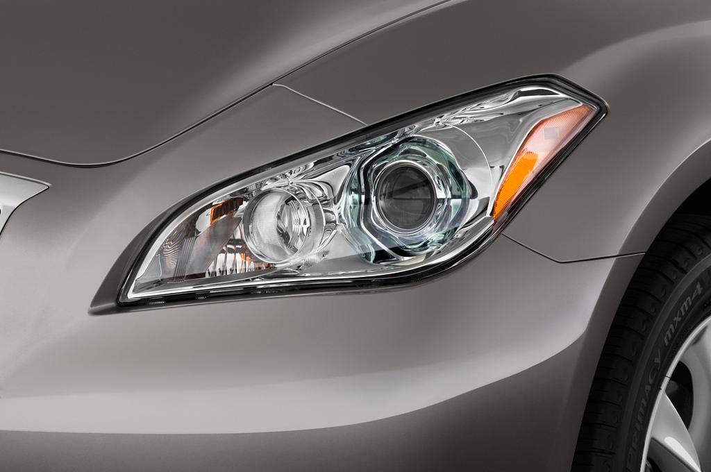 Infiniti Q70 (Baujahr 2014) 3.7 V6 7AT 4 Türen Scheinwerfer