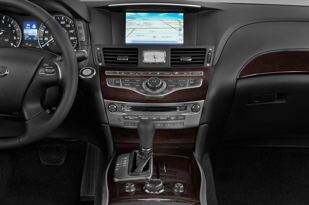 Infiniti Q70 (Baujahr 2014) 3.7 V6 7AT 4 Türen Mittelkonsole