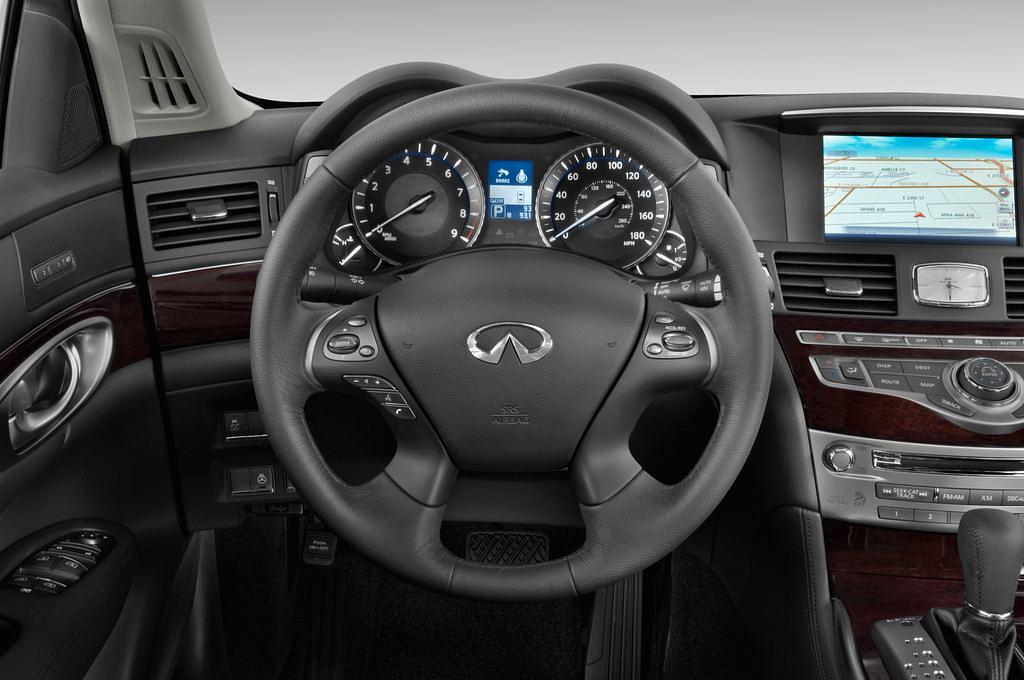 Infiniti Q70 (Baujahr 2014) 3.7 V6 7AT 4 Türen Lenkrad