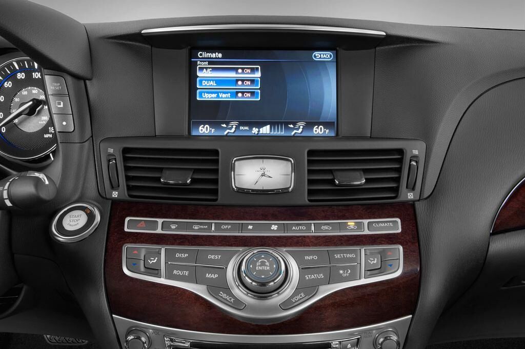 Infiniti Q70 (Baujahr 2014) 3.7 V6 7AT 4 Türen Temperatur und Klimaanlage