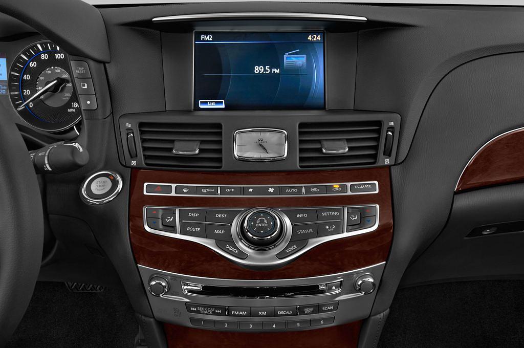 Infiniti Q70 (Baujahr 2015) Sport Tech 4 Türen Radio und Infotainmentsystem