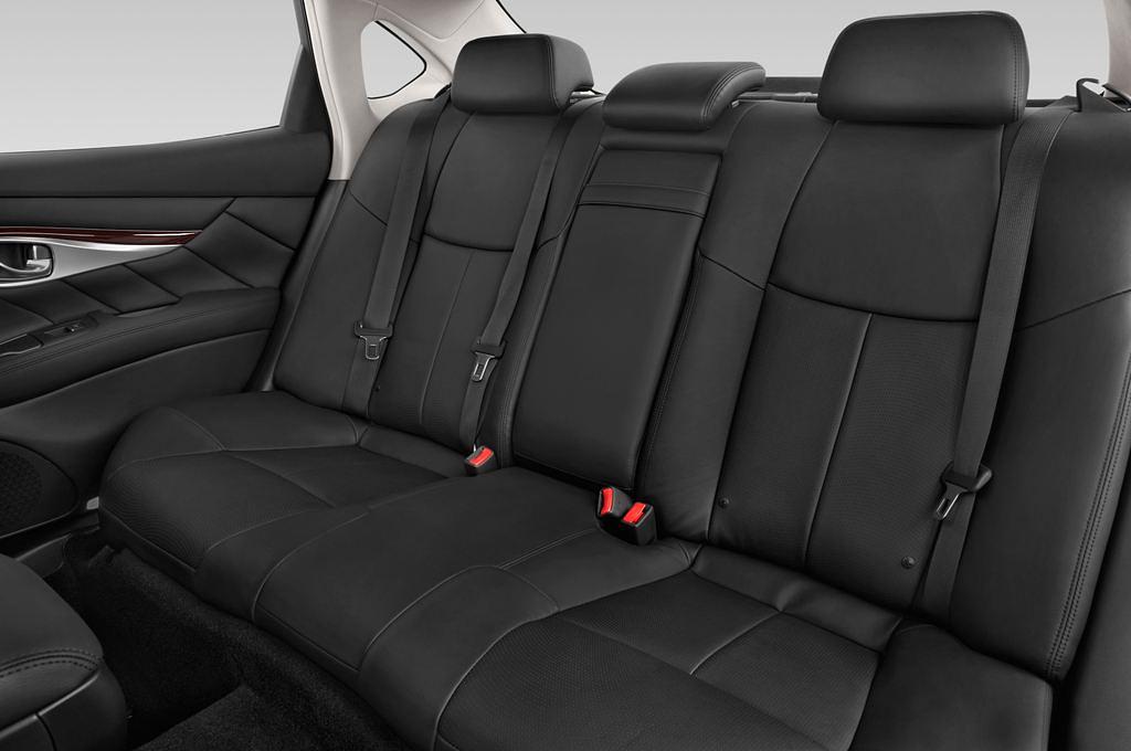 Infiniti Q70 (Baujahr 2015) Sport Tech 4 Türen Rücksitze