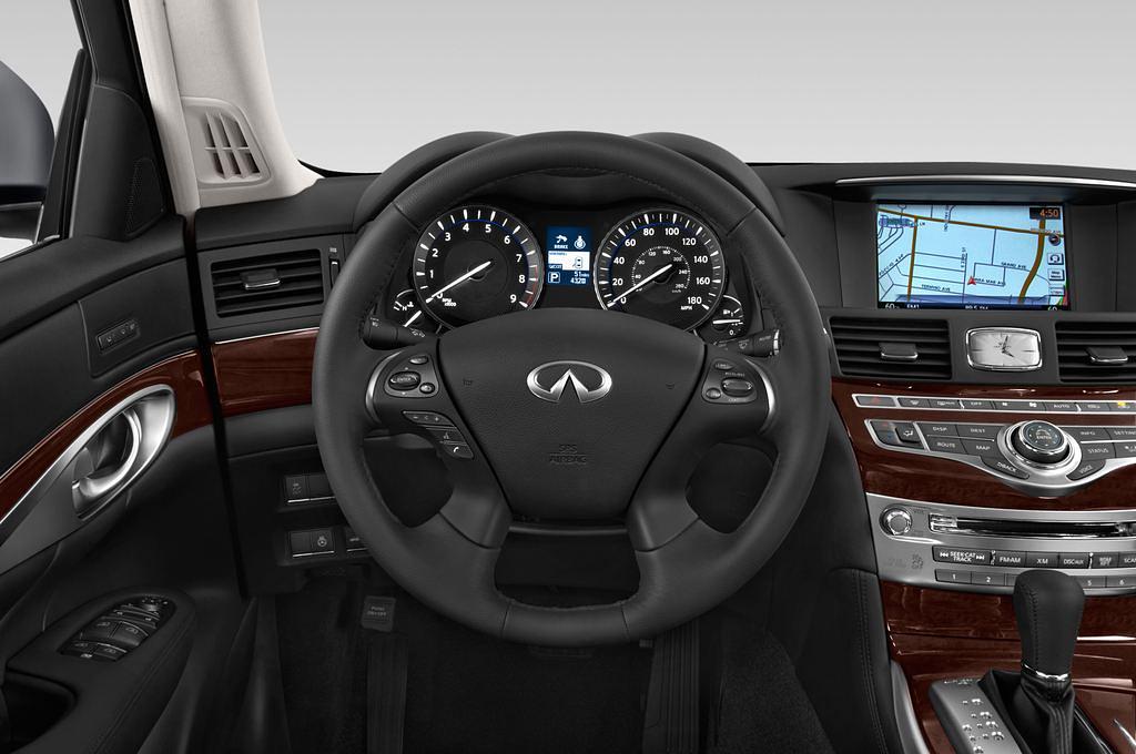 Infiniti Q70 (Baujahr 2015) Sport Tech 4 Türen Lenkrad