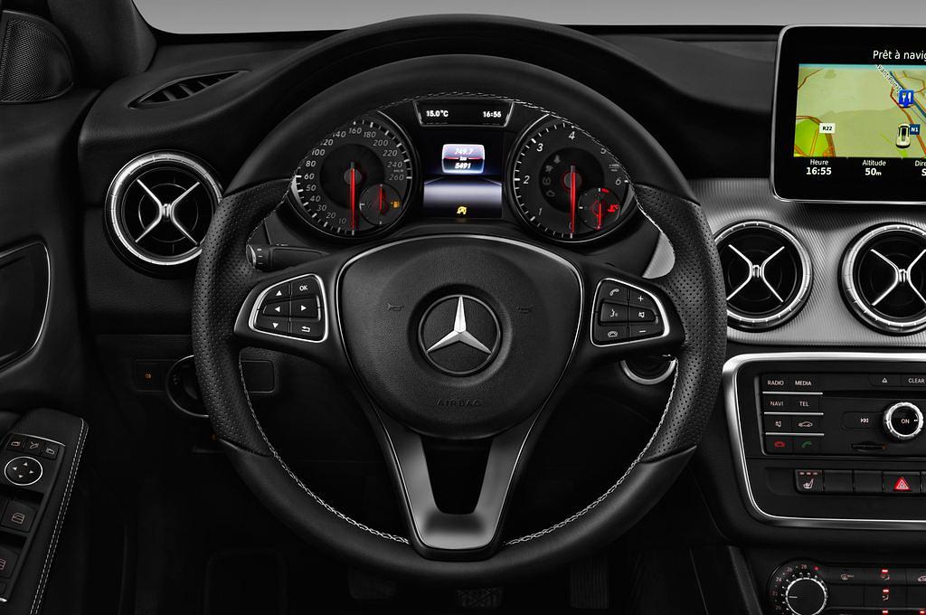 Mercedes CLA (Baujahr 2017) - 4 Türen Lenkrad