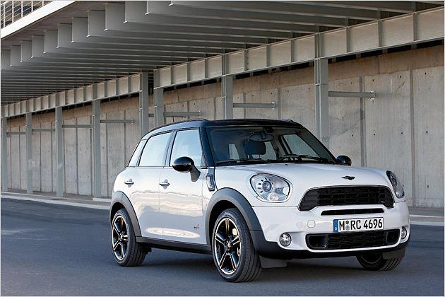 Die robuste Plastik-Wulst über den Radhäusern verleiht dem Countryman eine Offroad-Optik