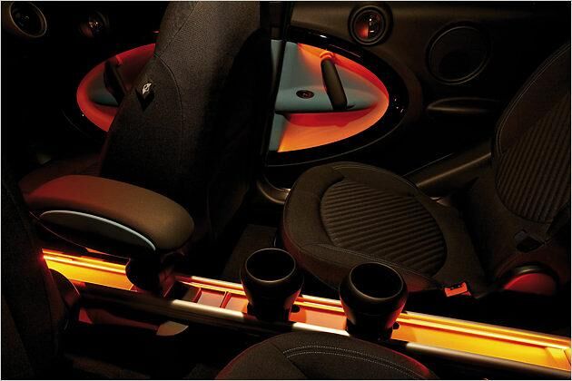 Im Dunkeln illuminiert stimmungsvolles Ambiente-Licht die Kabine des Countryman