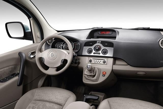 Der Renault Kangoo bietet zwar keine feinen Premium-Welten, dafür findet man sich als Fahrer hier leicht zurecht