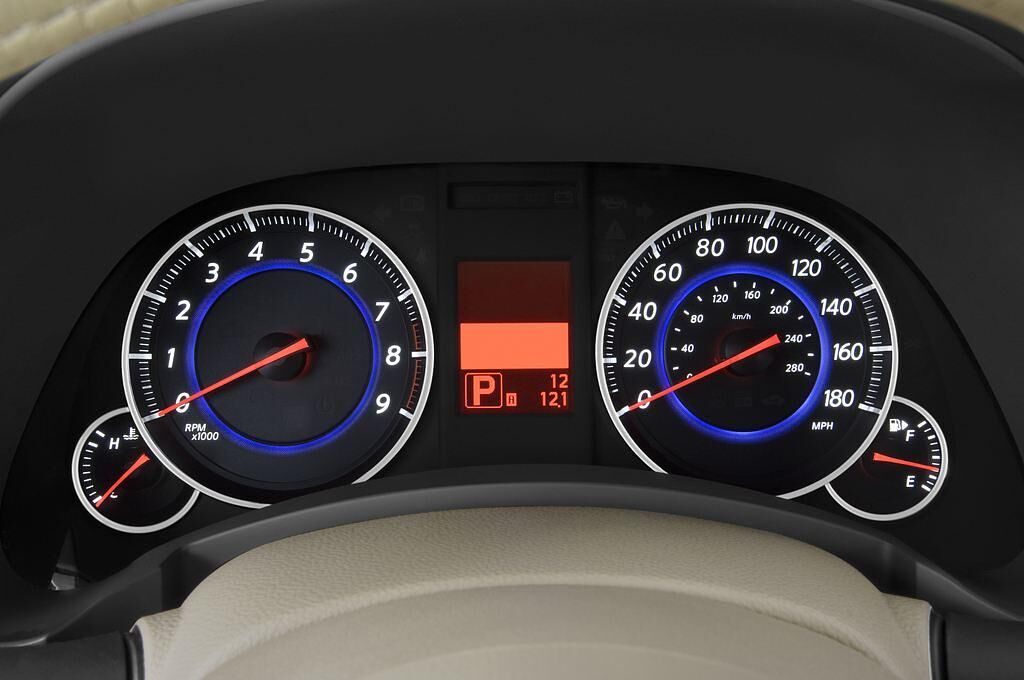 Infiniti FX (Baujahr 2010) GT Premium 5 Türen Tacho und Fahrerinstrumente