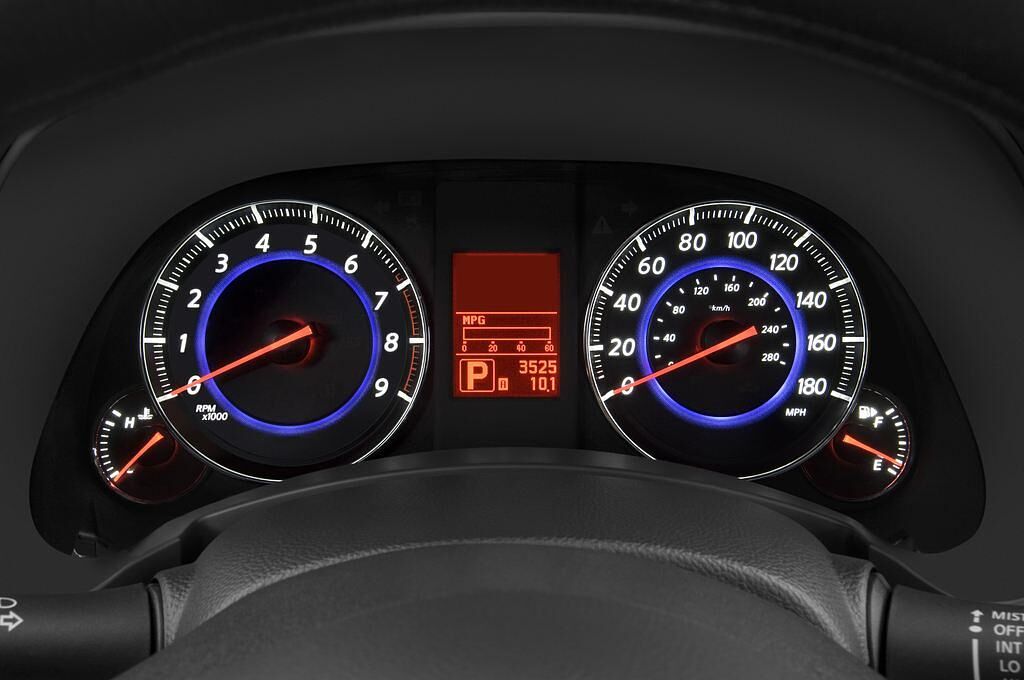 Infiniti FX (Baujahr 2010) S Premium 5 Türen Tacho und Fahrerinstrumente