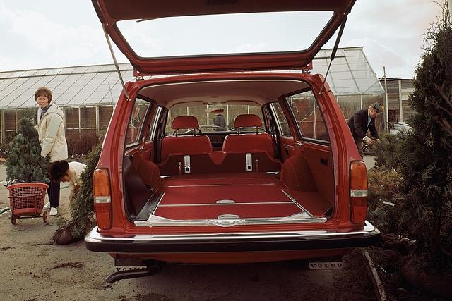 Mit viel Platz und seiner üppigen Sicherheitsausstattung empfehl sich der Volvo 145 vor allem als Familienauto